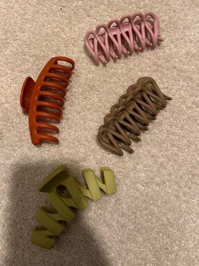 Set of 4 Matte Spring Hair Claw Clips in Pink, Orange, Taupe, and Olive